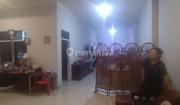 Di jual rumah bagus  2.5 lantai dengan kostan. Kamar mandi dalam 12 pintu. Lokasi strategis dekat perkantoran, rumah sakit, sekolah, pertokoan hanya 10 menit ke pintu tol Mohammad Toha. 2