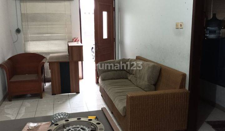 DI  RUMAH 2 LANTAI DALAM KOMPLEK AREA AWILIGAR LOKASI STRATEGIS SANGAT DEKAT KE MAIN ROAD CIKUTRA 1