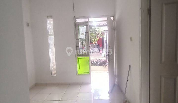 Di jual rumah dalam komplek sangat murah harga di bawah pasar. Hanya 5 menit dari terminal Cicaheum SHM 1