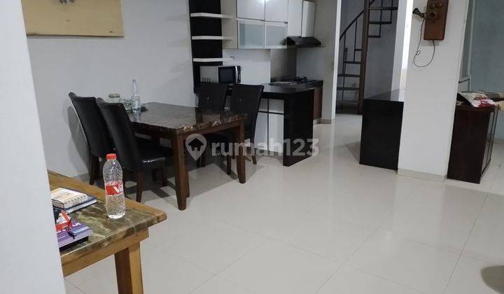 DI KONTRAKAN RUMAH CANTIK 2 LANTAI SEMI FURNISHED, DALAM KOMPLEK LOKASI STRATEGIS DEKAT KE MAIN ROAD SOEKARNO HATTA. 2