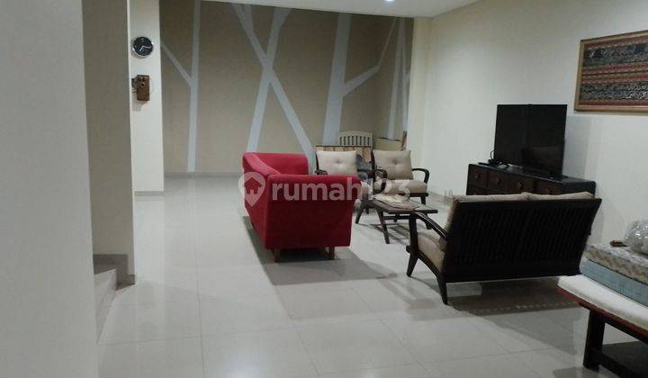 DI KONTRAKAN RUMAH CANTIK 2 LANTAI SEMI FURNISHED, DALAM KOMPLEK LOKASI STRATEGIS DEKAT KE MAIN ROAD SOEKARNO HATTA. 1