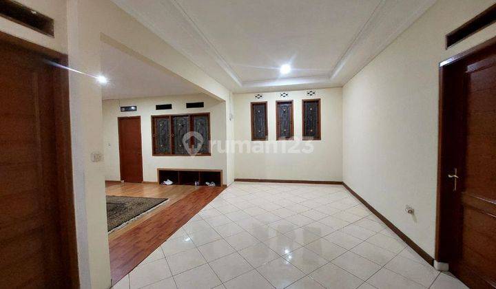 Di kontrakan rumah hook cantik 2 lantai fully furnished . Hanya 3 menit ke main road suci 1