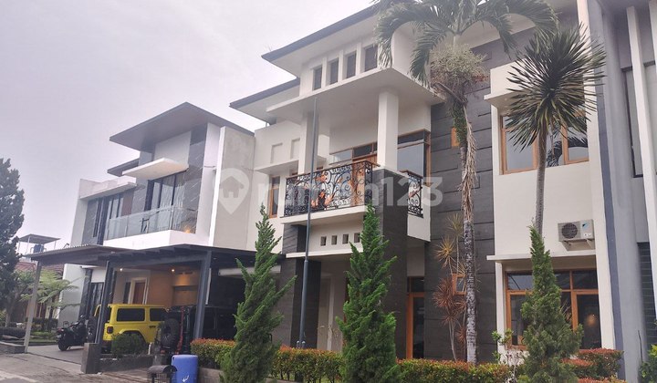 Rumah Mewah Di Dalam Komplek Elit Singgasana Cibaduyut Bandung