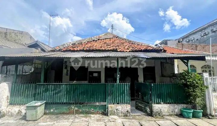 House 500 M to Tarakan Hospital, Central Jakarta