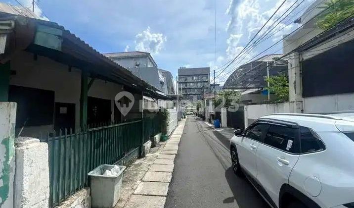 House 500 M to Tarakan Hospital, Central Jakarta