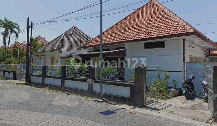 Kolonial House Vintage near Tambaksari