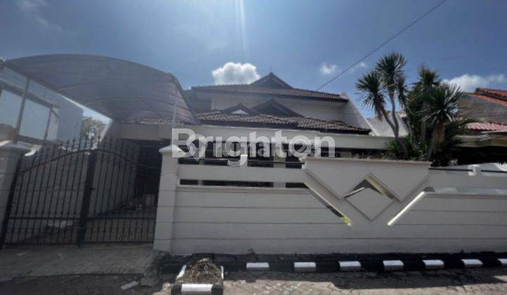 rumah klasik semi furnish 2 lantai baru renov siap huni di jl prapen indah 1