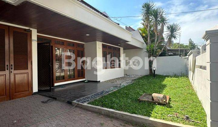 rumah klasik semi furnish 2 lantai baru renov siap huni di jl prapen indah 2