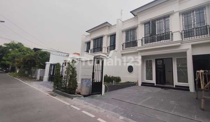 Rumah Brand New American Classic.di Cempaka Putih Tengah