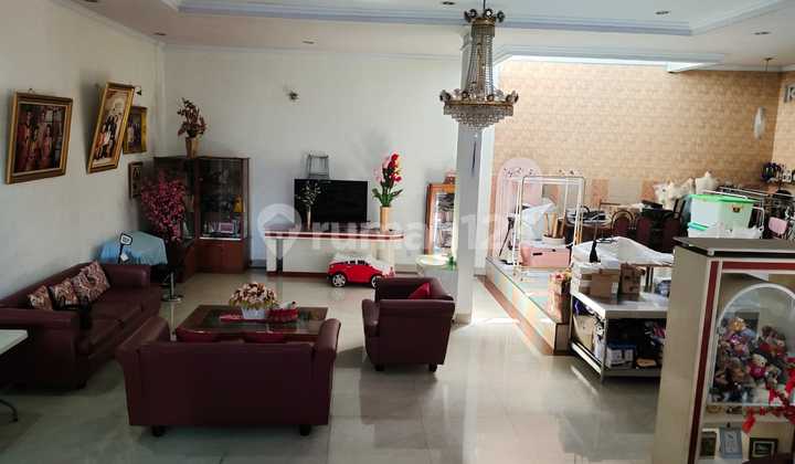 For Sale: House with Bonus of an Active and Ongoing Car Workshop Business. 2