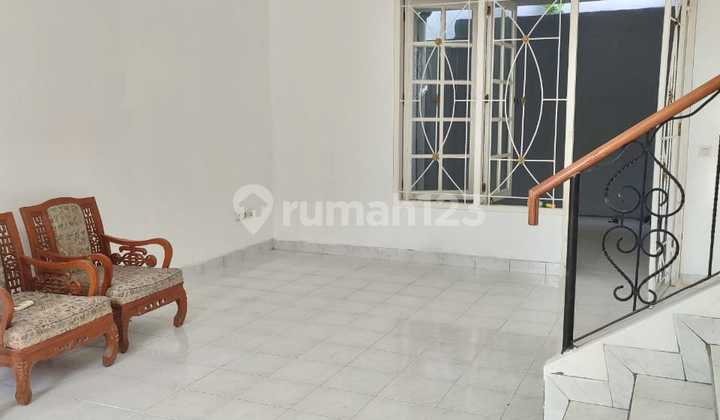 Disewakan Rumah 2 Lantai Rapi Siap Huni di Legenda Wisata Cibubur 2