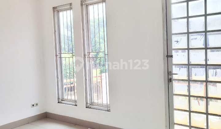 Disewakan Rumah Rapi Posisi Hook Baru di Cat di Legenda Wisata Cibubur 2