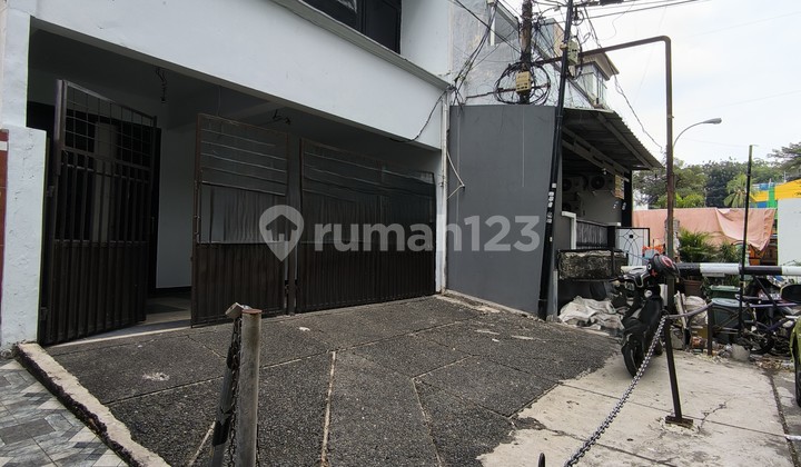 Rukan Lokasi Strategis Cocok untuk Kantor, Ruang Usaha & Tempat Tinggal