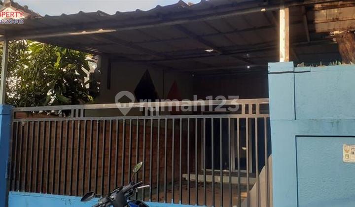 For sale: large plot of land with a sturdy house bonus on Ratna Street, Jati Kramat.