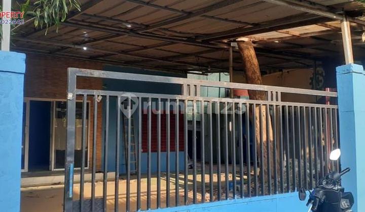 For sale: large plot of land with a sturdy house bonus on Ratna Street, Jati Kramat.