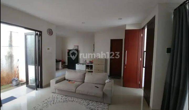 Rumah 2 Lantai Bagus Semi Furnished SHM di Ciputat  2