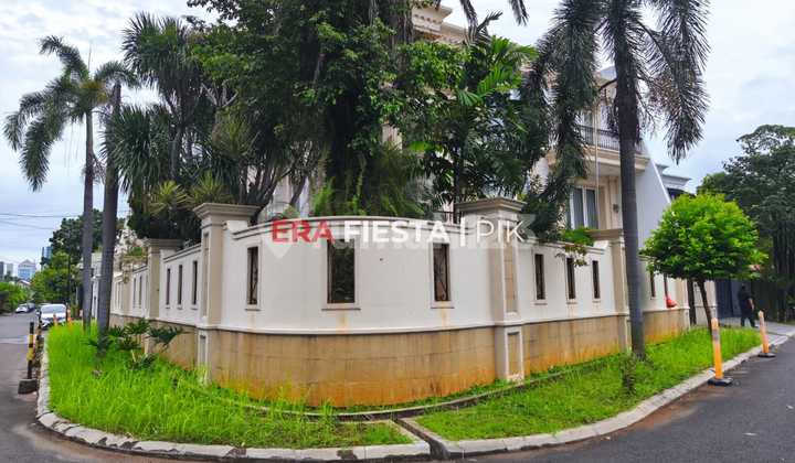 Rumah Mewah Hook 3 Lantai Di Puri Indah, Furnished, SHM