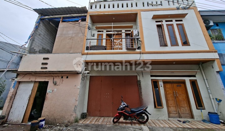 Rumah Hoek 3 Lantai Di Waru Raya Kalideres. Unfurnished. Hadap Timur. SHM