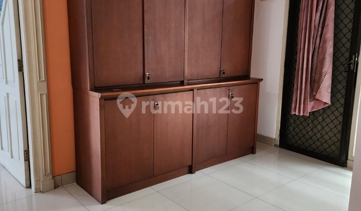 Disewakan Rumah 2 Lantai Puri Indah. Bagus Rapi Bersih. Hadap Utara. Semi Furnished 2