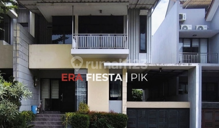 Rumah Mewah 3 Lantai Di Casa Jardin, Hadap Barat Daya, SHM