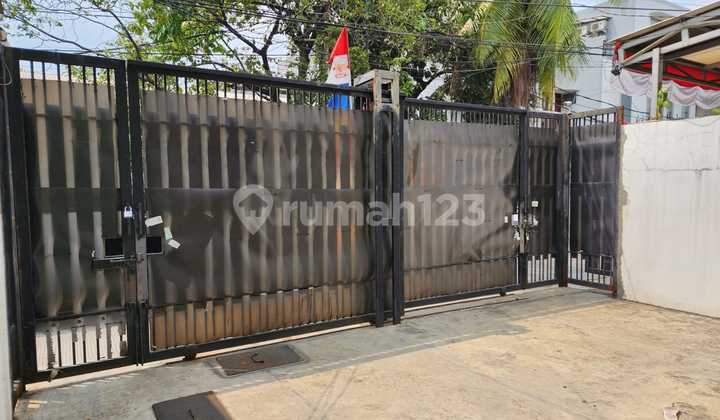 Rumah Bagus 2½ Lantai Di Jelambar Furnished SHM