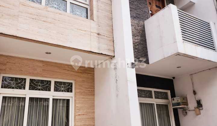 Rumah Bagus 2½ Lantai Di Jelambar Furnished SHM 2