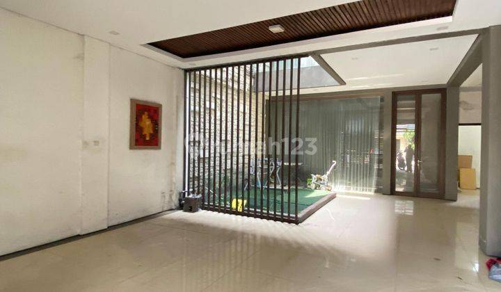 Rumah Bagus Semi Furnished SHM di Singgasana, Bandung 2