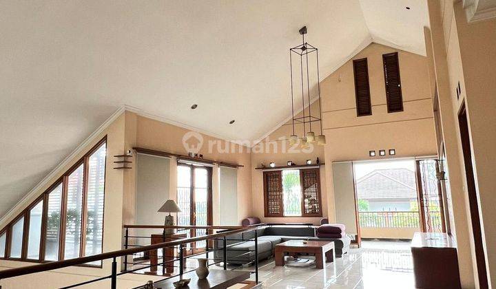 Rumah 3 Lantai Bagus Full Furnished SHM di Setrasari, Bandung 1