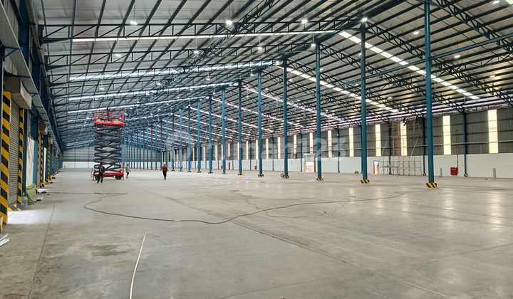 For Rent Warehouse with Loading Dock in Cakung Area, East Jakarta