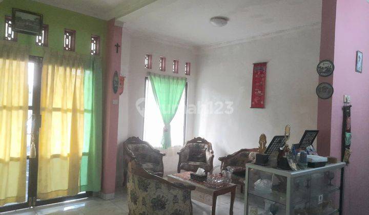 ruang tamu rumah asri  2 lantai di