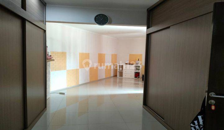 kamar tidur rumah modern yang asri di