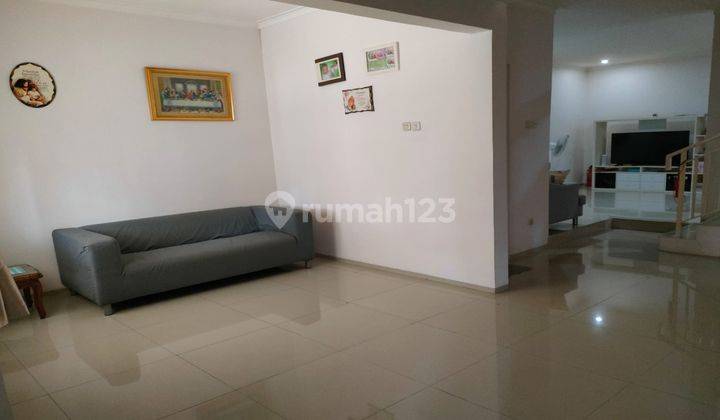 ruang keluarga rumah modern yang asri di