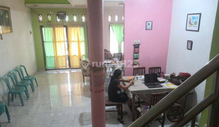 ruang keluarga rumah asri  2 lantai di