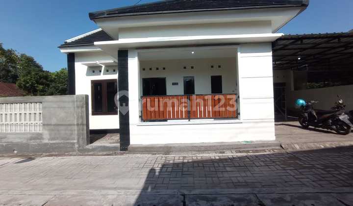 Nice House 5 Minutes to Maguwoharjo Standard, Passing Car Access. Nice House 5 Minutes to Maguwoharjo Standard, Passing Car Access.