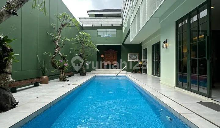 Dijual Rumah dengan Fasilitas Kolam Renang di Sentul Bogor