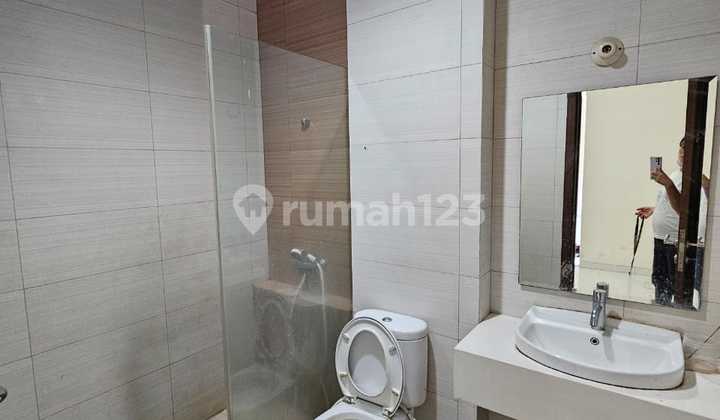Disewa Rumah Rapih Luas 4 Kamar Tidur di Suvarna Sutera Siap Huni  2