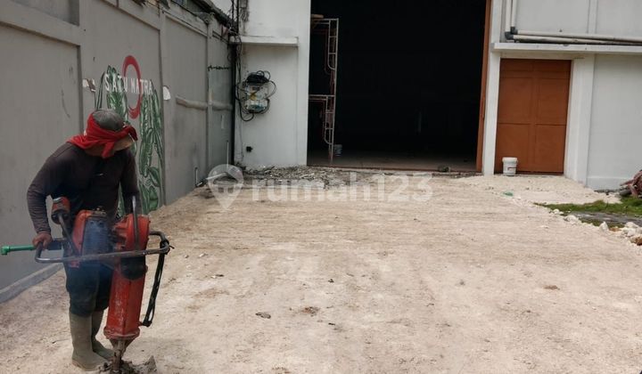 Warehouse Access for Wide 13-Are Tronton Trucks at Cargo Street Warehouse Access for Wide 13-Are Tronton Trucks at Cargo Street