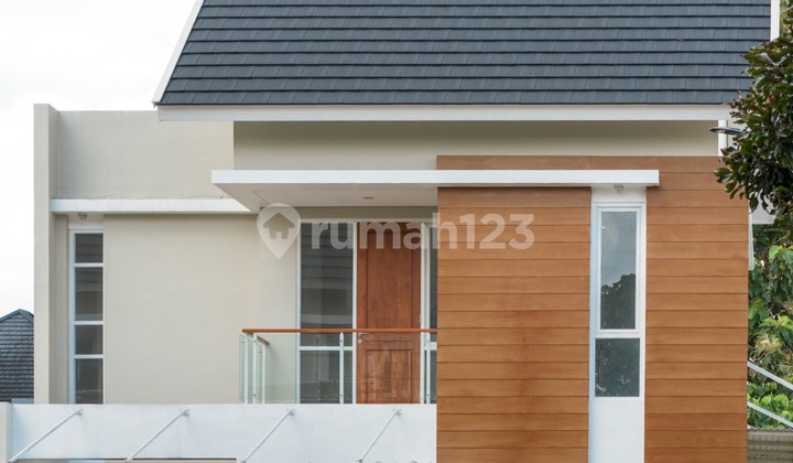 15 Minutes to Tugu Station, House Near Jogja City, One Gate System