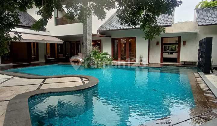 Rumah Mewah Tropical House dengan Swimming Pool dan Jacuzzi di Cilandak Jakarta Selatan