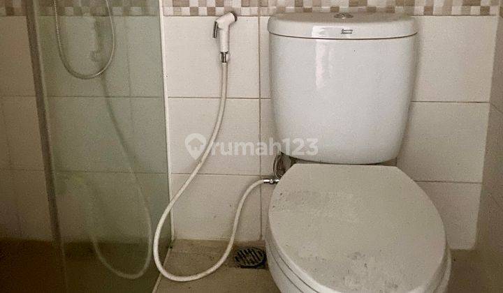 kamar mandi apartemen tipe studio dekat stasiun