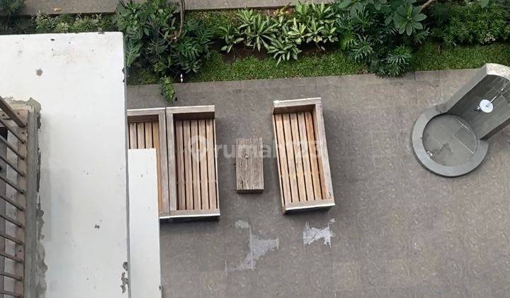 kolam renang apartemen tipe studio dekat stasiun