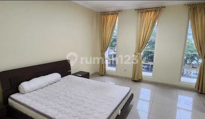 Disewakan Rumah Bgm Pik1 Luas 230M2 Semi Furnish 4+1 Kamar Tidur 2