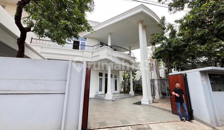 House for Rent in Cilandak, South Jakarta – Strategic Location, Swimming Pool, and 4-Car Garage