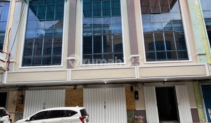 For Sale: Affordable 3-Story Shop House in Jemursari For Sale: Affordable 3-Story Shop House in Jemursari