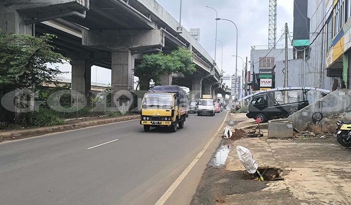 Br, Negotiable Until Deal, Selling 3-Storey Shop House, Kalimalang, East Jakarta 2