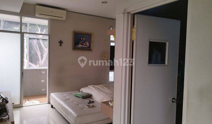 Rumah 4 Lt Hook Strategis Pinggir Jalan 2 Mobil, Bebas Gage 2