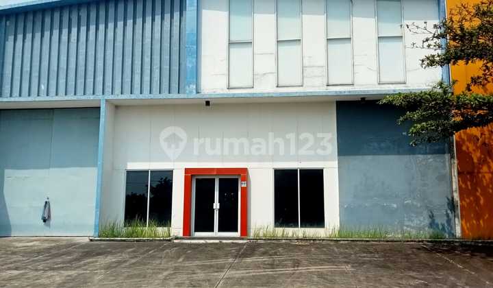 Warehouse in an Industrial Estate with Hotel Access, 40ft Container Accessible. Warehouse in an Industrial Estate with Hotel Access, 40ft Container Accessible.