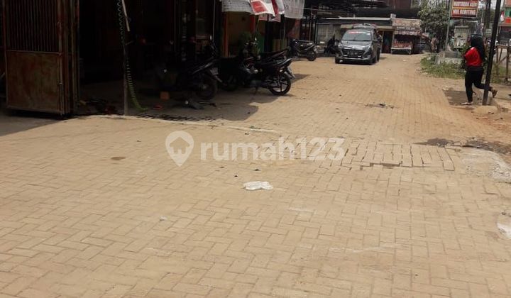 Corner shop house by the roadside with a warehouse for materials and spacious parking.