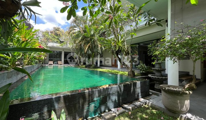 Villa 3BR Balinese Tropical Style di Tumbak Bayuh Pererenan