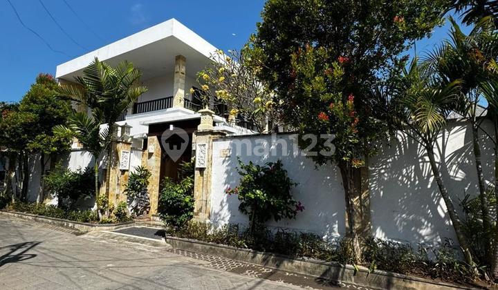Villa 4BR Modern Tropical Style di Kedonganan Kuta